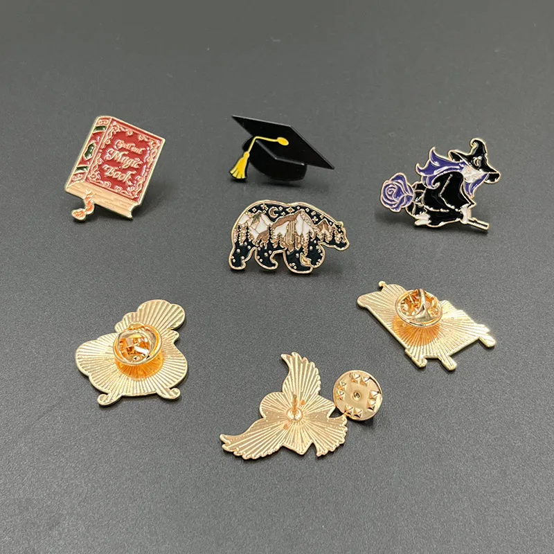 Anime Kingdom Merchandise - สินค้าใหม่จากภาพยนตร์ เข็มกลัดโลหะ ตราสัญลักษณ์โลหะ สไตล์วิทยาลัยย้อนยุค เครื่องประดับเสื้อผ้า ของขวัญชิ้นเล็กๆ